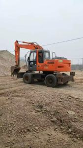 Excavatrice sur pneus d'occasion Hitachi ZX130 de 13 tonnes certifiée CE, avec godet Kubota, attache rapide, brise-roche et pompe hydraulique KYB - Product Image 3