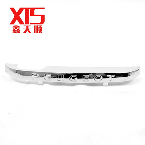 Striscia Logo Centrale Argento Lucido ABS per Griglia Anteriore <span class=keywords><strong>Peugeot</strong></span> <span class=keywords><strong>2008</strong></span>, Codice 9678364980 - Product Image 3