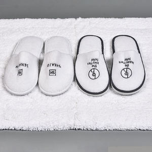 कम कीमत वाले थोक कमरे अनुकूलित डिस्पोजेबल चप्पल कढ़ाई होटल के लिए मखमली चप्पल - Product Image 1