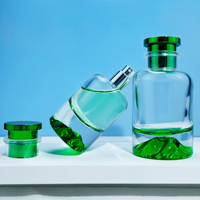 Bouteille en verre de parfum vert de luxe avec diffuseur de conception de givre de logo personnalisé de fond volcanique