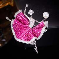 Broche de luxe légère entièrement sertie de diamants, motif ballerine, perle d'eau douce élégante et raffinée, accessoire polyvalent pour femme