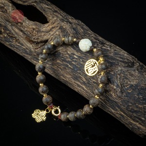 กำไลไม้กฤษณาหายากเกรดพรีเมียม ขนาด 6 มม. ประดับด้วยลูกปัดหินทิเบตผสม และจี้ทองคำ - Product Image 6