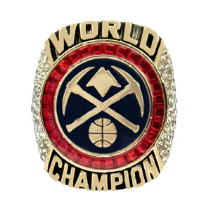 Les Denver Nuggets, <span class=keywords><strong>champions</strong></span> de la Conférence occidentale de la <span class=keywords><strong>NBA</strong></span> pour la saison 2022-2023, ont remporté leur première trophée de championnat de la <span class=keywords><strong>NBA</strong></span> de tous les temps. - Product Image 2