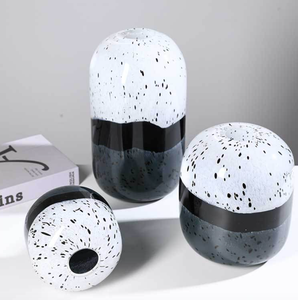 Vase en verre moderne à dégradé de points noirs et blancs, design de bureau à domicile, modèle de pièce, décoration douce, vase de couleur - Product Image 6