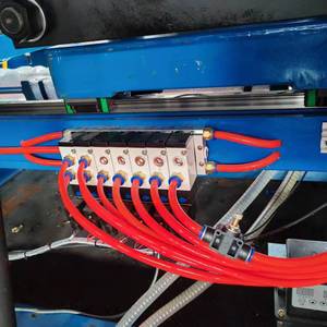 เครื่องขึ้นรูปขวดแชมพูและเครื่องสำอาง HDPE แบบเป่าลมความเร็วสูง ระบบสองสถานี พร้อมเครื่องยนต์รองรับการผลิตกึ่งอัตโนมัติ ขายดี - Product Image 5