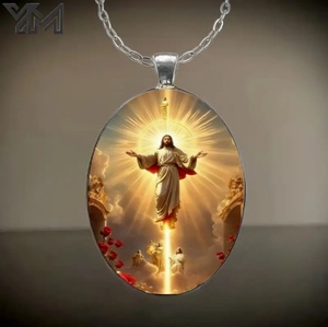 Lussuoso Ciondolo con Gesù Cristo che si Alza con Braccia Aperte, Accento Rosa Rossa, Gioiello Devozionale Cristiano, Amuleto, Collana Ovale per Fedeli - Product Image 1