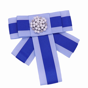 ソロリティの女性のための美しい毎日の衣装の装飾リボン蝶ネクタイピングラデーションブルーアクセントゼータアミカエブローチ - Product Image 1