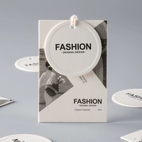 Étiquette personnalisée de luxe pour vêtements, nom/logo personnalisé, marque propre, écologique, estampage à chaud, étiquette en plastique avec cordon en papier pour sacs