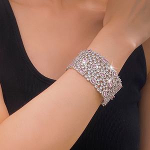 Brazalete de Lujo con Cristales Rosados y Pedrería, Joyería Elegante para Bodas y Fiestas, para Mujer - Product Image 3
