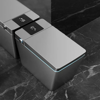 Toilette intelligente moderne carrée en céramique noire avec bidet automatique, design sans réservoir monobloc à siphon en S et télécommande