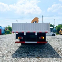 Grue de chantier ISUZ U à essieu simple montée sur camion avec flèche articulée à 4 sections XC MG de 8 tonnes et pompe hydraulique haute performance