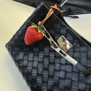 Borsa a tracolla in PU intrecciata artigianale <span class=keywords><strong>Laura</strong></span> Bohemian 2026 di alta richiesta dalla Cina, con ciondolo a fragola e tracolla lunga per donne e ragazze - Product Image 6