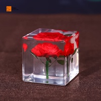 Cadeau d'affaires promotionnel carré personnalisé plexiglas cristal mini bureau ornement résine cube presse-papiers résine époxy artisanat pour la maison
