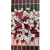 Élégant ensemble de tuiles de mahjong américaines en acrylique rouge bordeaux avec motifs léopard et trèfle dorés métalliques pour les jeux de table et les rassemblements de loisirs