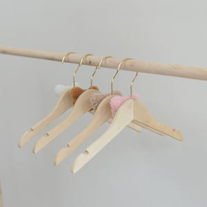 Cintres en bois massif motif ours avec crochet pivotant chromé et encoches découpées avec précision pour chemises, vestes et robes de bébé - Style naturel pour le salon - Product Image 5