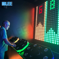 Jeu d'équipe interactif en salle commerciale pour les fêtes et les groupes, salle de jeux avec commande par bouton-poussoir LED pour activer le jeu