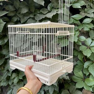 Jaula para Pájaros Pequeños de Diseño Original con Cerradura y Perchas, Plástico/ABS Resistente, Espaciado de Barras de 1.0 cm, Perfecta para Aguiluchos - Product Image 1