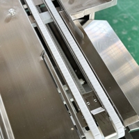 Alimentateur automatique de gâteaux de nouilles 250 pièces/min, Convoyeur d'alignement d'entrée en acier inoxydable SS304 pour ligne d'emballage flow-pack de nouilles instantanées