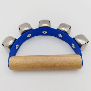 Venta al por mayor: Instrumento de percusión Orff de 5 campanas metálicas con marco curvo y mango de madera, ideal para actuaciones infantiles. - Product Image 2