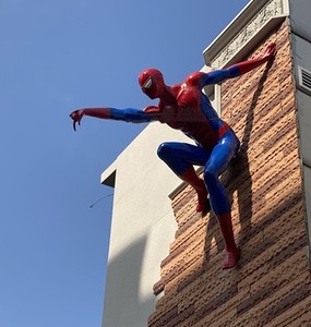 Statua di <span class=keywords><strong>Spiderman</strong></span> in Vetroresina a Grandezza Naturale, Scultura Decorativa in Resina per Parchi a Tema all'Aperto - Product Image 5