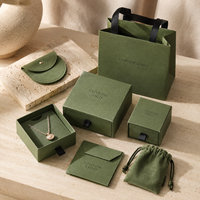 Coffret cadeau de bijoux personnalisé avec sac shopping en papier, pochette en velours, carte d'insertion, papier de soie et logo de marque personnalisé