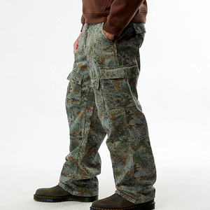 מכנסי קרגו טקטיים לגברים בהדפס הסוואה, מותן בינוני, בד כבד ועמיד, עם כיסים צדדיים - Product Image 2