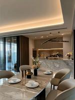 Ensemble d'armoires de cuisine de luxe en contreplaqué écologique personnalisé avec îlot en placage, mobilier de cuisine de villa, conception de modèle 3D