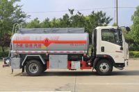 Nouveau camion-citerne à huile CSC 4x2 à transmission manuelle <150 ch, débit de 1200 litres par minute, réservoir de 6 tonnes pour le transport de liquides inflammables