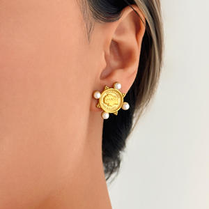 Boucles d'oreilles pendantes tendance pour femme, bijoux raffinés en acier inoxydable plaqué or, motif portrait de reine - Product Image 2