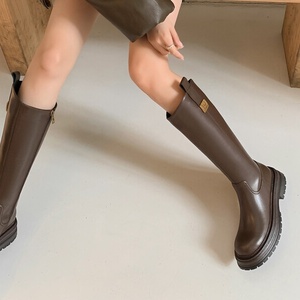 Botín de Mujer con Tacón Grueso y Punta Cuadrada, Cómodo y Multifuncional, con un Diseño de Estilo Retro - Product Image 3