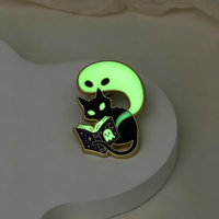 Épingles en émail personnalisées avec logo, en alliage de zinc, motif Alien mignon qui brille dans le noir, effet fluorescent amusant, badge métallique en émail dur, vente en gros