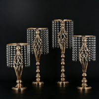 Support à fleurs en métal électroplaqué avec chaîne de perles de cristal et base ronde pour centre de table événementiel