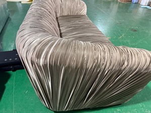 Sofá Italiano de Lujo Ligero con Tela Plisada, Sofá Grande de Tela Moderna para Sala de Estar, para Villa u Hotel - Product Image 2
