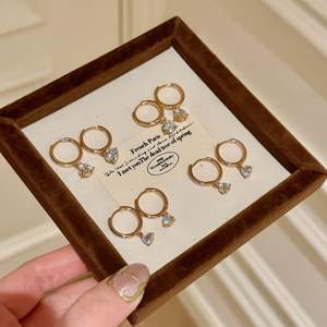 ต่างหูเพชรเดี่ยวรุ่นคลาสสิก ดาวคู่ เงินแท้ S925 ประดับคริสตัลเพชรขาว ดีไซน์หรูหรา ระดับไฮเอนด์ - Product Image 1