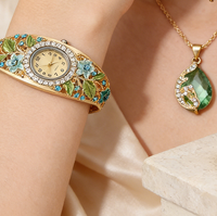 Ensemble de bijoux vintage : Montre-bracelet ovale en émail floral, Collier pendentif goutte d'eau, Boucles d'oreilles, Charme, Bague ouverte ajustable pour banquet