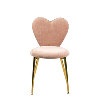 Tabouret de maquillage confortable en velours rose en forme de cœur avec pieds plaqués or pour table de toilette et mobilier de dressing