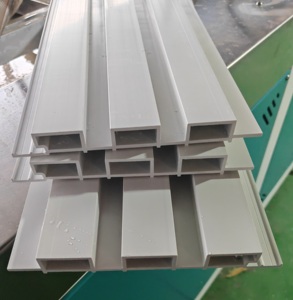 자동 <span class=keywords><strong>PVC</strong></span>/UPVC/WPC 창 도어 프로파일 생산 라인 플라스틱 창 도어 제조 기계 압출기 제조 업체