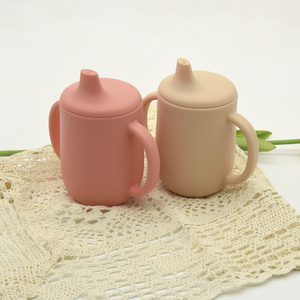 Tasse d'apprentissage en silicone sans BPA pour bébé et tout-petit, biberon d'eau anti-fuite avec paille et double poignée - Product Image 3