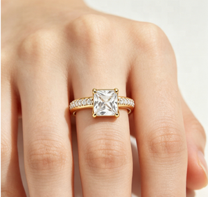 Anillo de compromiso de latón chapado en oro de 18 quilates con circonita cúbica de corte princesa cuadrado, banda lateral pavé, anillo de promesa de boda de circonita cúbica para mujer, venta al por mayor - Product Image 6
