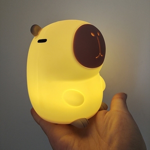Linda Lámpara Nocturna LED de Capibara, Lámpara de Noche de Silicona Suave, Lámpara de Noche Recargable por USB para Niños con Temporizador - Product Image 1