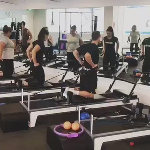 Cama de Pilates Reformer de Aluminio Negro, Diseño Compacto para Uso Doméstico y Comercial, Logotipo y Color Personalizables - Product Image 6