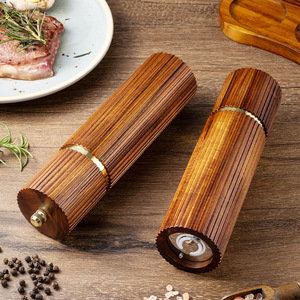 Ensemble moulin à sel et à poivre manuel réglable en bois naturel de 8 pouces, personnalisable, avec broyeur en céramique, accents dorés, cadeau écologique - Product Image 5