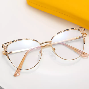 <span class=keywords><strong>Gafas</strong></span> de aleación de lectura <span class=keywords><strong>con</strong></span> <span class=keywords><strong>filtro</strong></span> de luz <span class=keywords><strong>azul</strong></span> para mujer, anteojos para <span class=keywords><strong>presbicia</strong></span> femeninos, montura de ojo de gato hueca, a la moda - Product Image 1