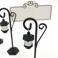 Porte-cartes de table style lampadaire vintage, élégant support de numéro de table en métal noir avec lanterne suspendue pour mariages et fêtes