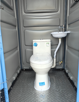 Toilettes portables modernes en HDPE, sanitaires mobiles préfabriqués avec lavabo pour usage scolaire ou en cas d'urgence
