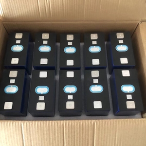 <span class=keywords><strong>3</strong></span>.2V 140Ah 135Ah prizmatik Li-FePO4 piller şarj edilebilir LiFePO4 pil hücresi elektrikli araba için - Product Image 2