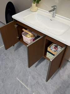 Gabinete de Baño Flotante de Tres Puertas con Acabado de Madera, con Bordes Metálicos, Apto para Casas y Apartamentos - Product Image 4