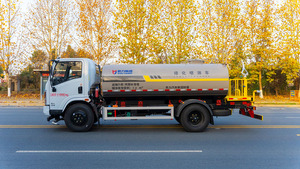 Camion arroseur Dongfeng 4X2 de Chine, 9 tonnes, pour l'arrosage des routes, la lutte contre la poussière et l'entretien des jardins - Product Image 3