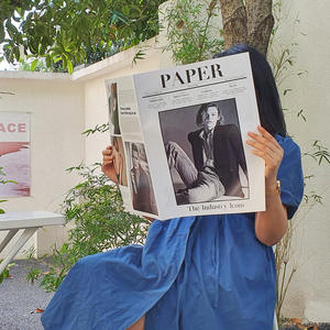 Papier de fond plat pour photographie, modèle illustré tenant des accessoires, décoration de personnage de mode de journal anglais - Product Image 5