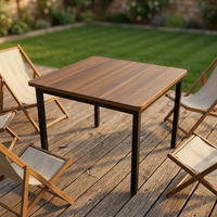 Ensemble de table à manger industrielle moderne avec chaises à accoudoirs, structure en fer et plateau en bois pour utilisation en extérieur dans les restaurants